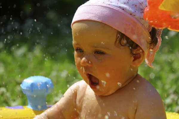 Junges Mädchen hat Spaß im Wasser — Stockfoto