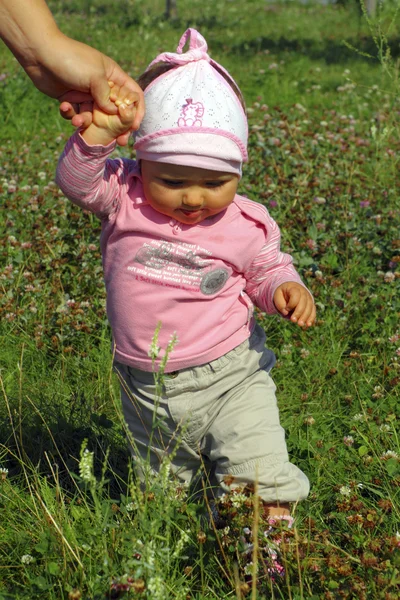 Bebek kız ilk adımlar — Stok fotoğraf