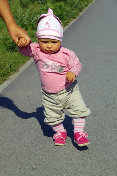 Baby flicka första steg — Stockfoto