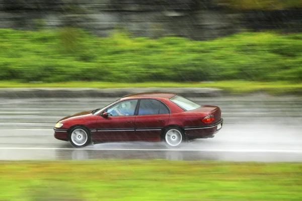 Conduire sous la pluie — Photo