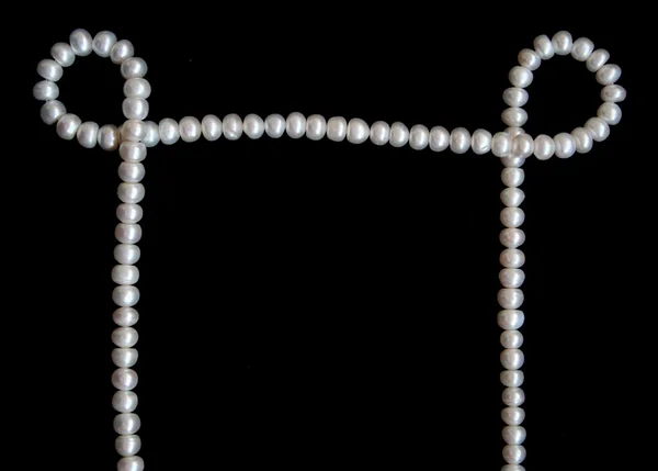 Perlas blancas sobre el terciopelo negro — Foto de Stock