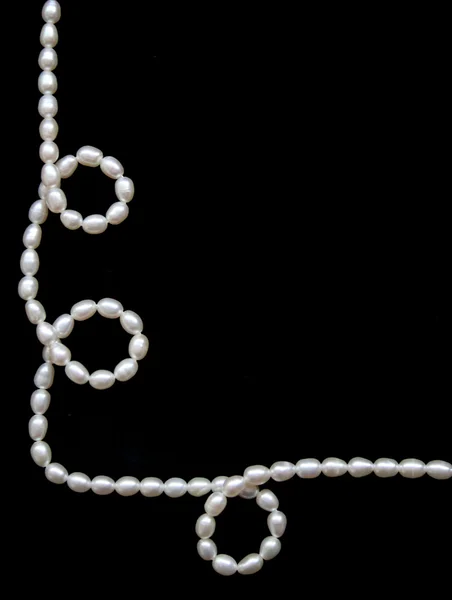 Білі перлини на чорному шовку — стокове фото
