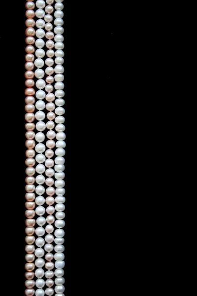 Białe i różowe perły na czarny aksamit — Zdjęcie stockowe