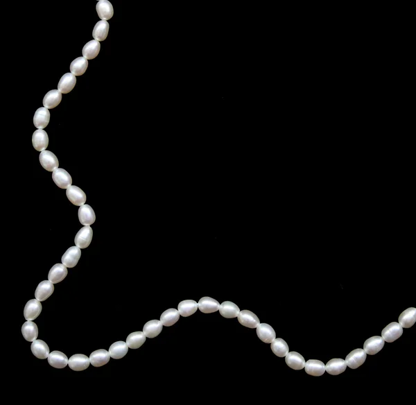 Perlas blancas sobre el terciopelo negro —  Fotos de Stock