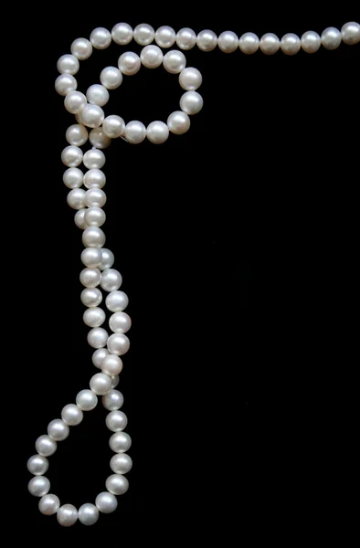 Perles blanches sur le velours noir Images De Stock Libres De Droits