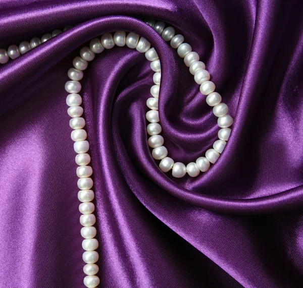 淡紫色的丝绸白色珍珠 — 图库照片