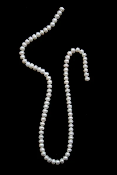 Bílé perly na černý samet — Stock fotografie
