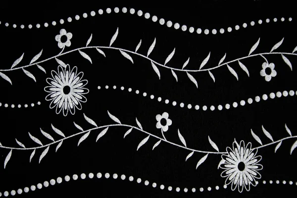 Tecido preto com padrão de flor branca — Fotografia de Stock