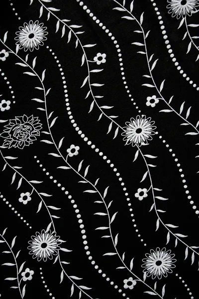 Чёрная ткань с белым цветочным узором — стоковое фото