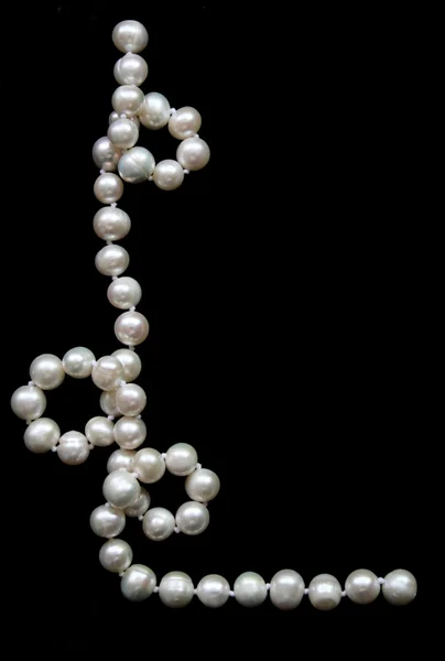 Perles blanches sur le velours noir — Photo