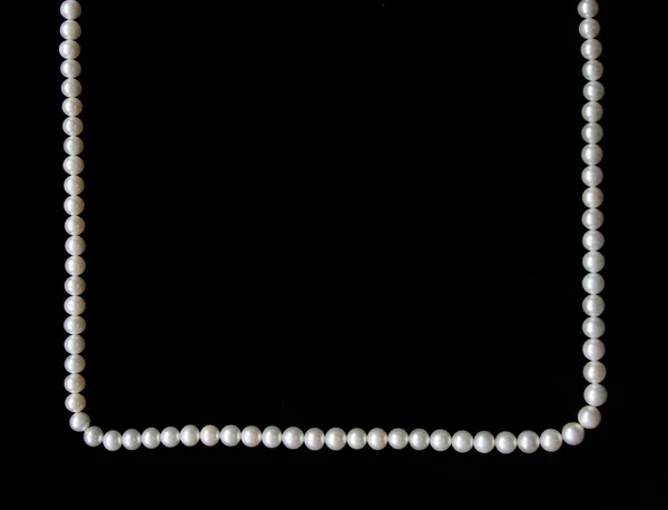 Siyah kadife üzerinde beyaz inci — Stok fotoğraf