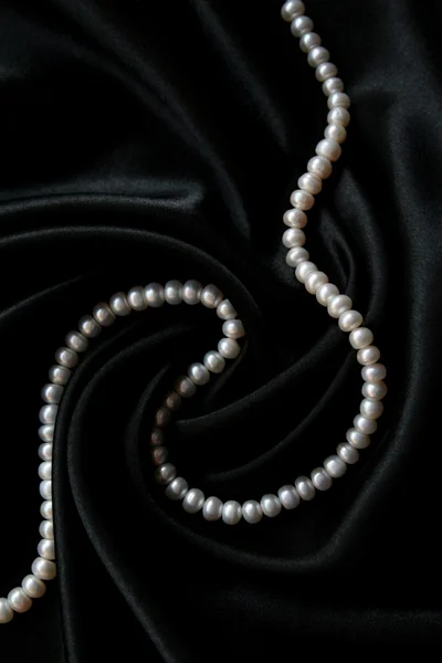 Witte parels op de zwart fluweel — Stockfoto