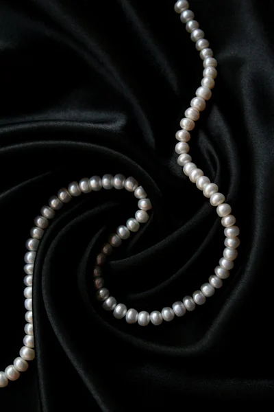 Perlas blancas sobre el terciopelo negro — Foto de Stock