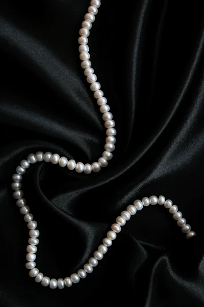 Perle albe pe catifea neagră — Fotografie, imagine de stoc