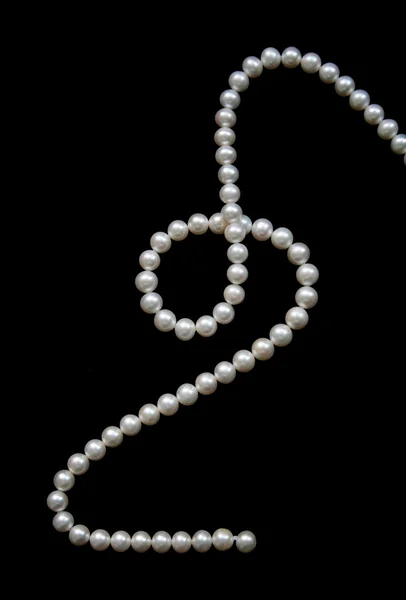Perle bianche sul velluto nero — Foto Stock