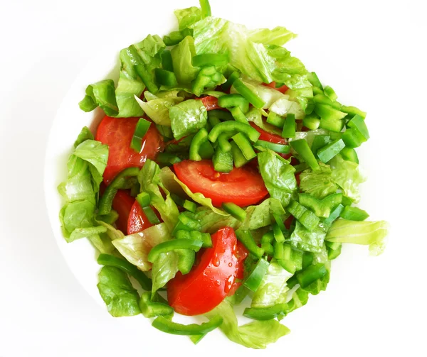 白い皿にヘルシーなベジタリアン サラダ — ストック写真