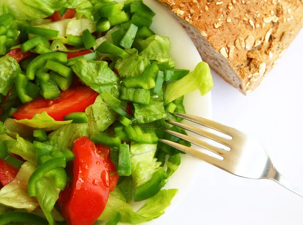 Gezonde vegetarische salade en brood — Stockfoto