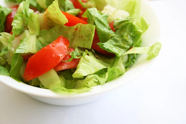Здоровый вегетарианский салат на белой тарелке — стоковое фото