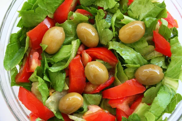 Здоровый вегетарианский салат на стеклянной тарелке — стоковое фото
