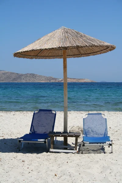 Grecja. Wyspa Kos. dwa leżaki i parasol — Zdjęcie stockowe