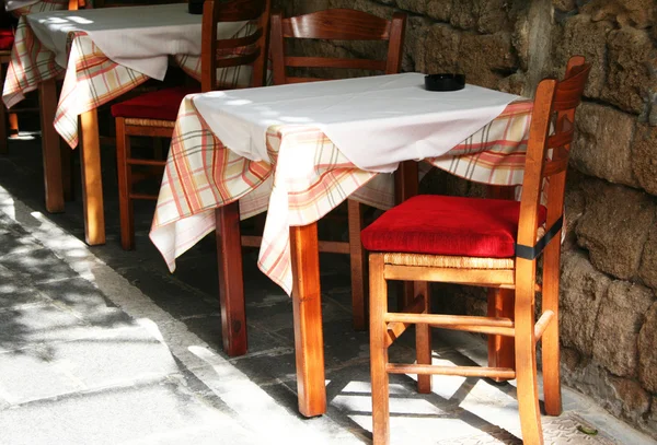 Grécia. Ilha de Rhodos. Um café ao ar livre — Fotografia de Stock