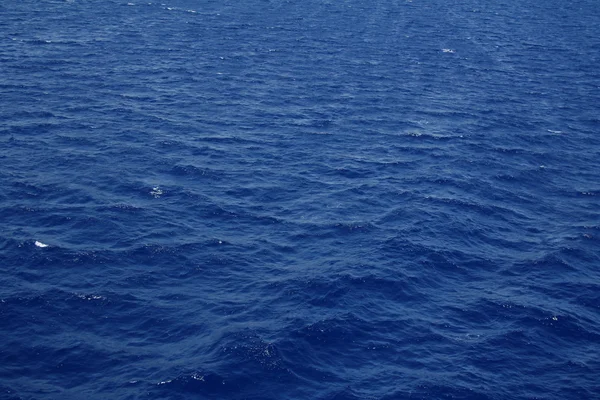 Superfície de água do mar azul escuro com ondulação — Fotografia de Stock