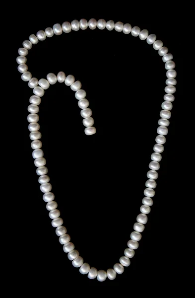 Białe perły na czarny aksamit — Zdjęcie stockowe