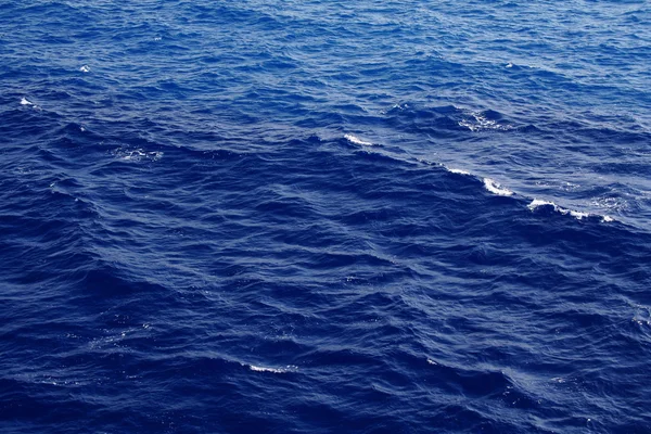 Superfície de água do mar azul escuro com ondulação — Fotografia de Stock