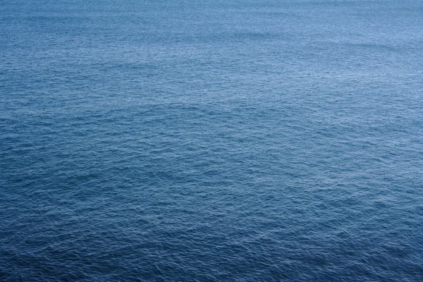 Superfície azul escura da água do mar — Fotografia de Stock