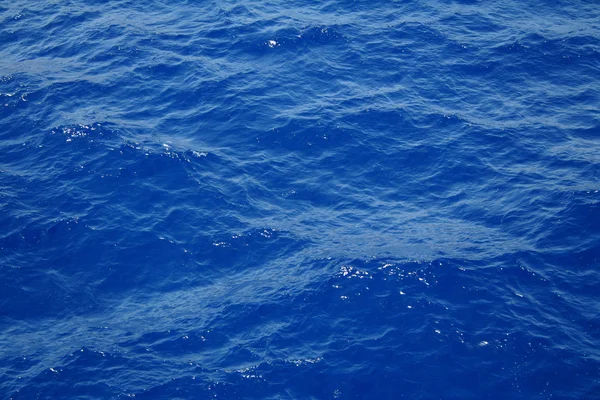 Superfície azul da água do mar com ondulação — Fotografia de Stock