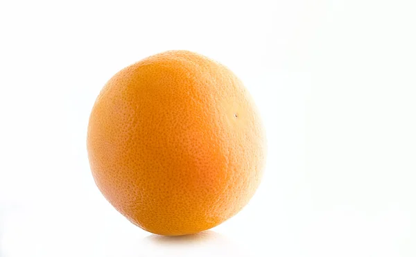 Die ganze Orange, auf weißem Hintergrund. — Stockfoto