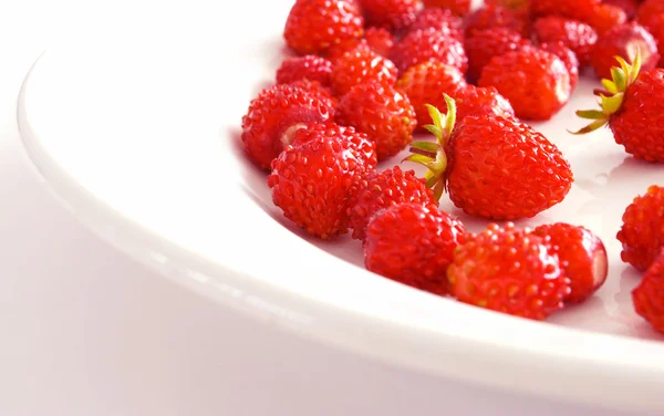 Der Sektor des Tellers mit Erdbeeren. — Stockfoto