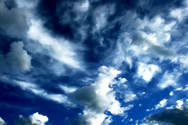 Μπλε ουρανός και φουσκωτά σύννεφα — Φωτογραφία Αρχείου