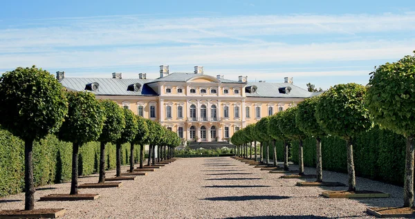 Παλάτι rundale και όμορφο κήπο — Φωτογραφία Αρχείου