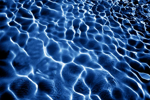 Бірюзова прозора вода з променями світла — стокове фото