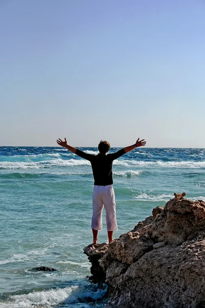Junger Mann an der Küste am Roten Meer — Stockfoto