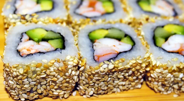 Sushi com um salmão e abacate — Fotografia de Stock