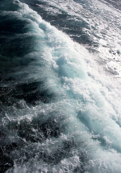 Бирюзовая прозрачная волна — стоковое фото
