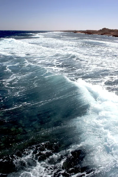 Бирюзовая прозрачная волна — стоковое фото
