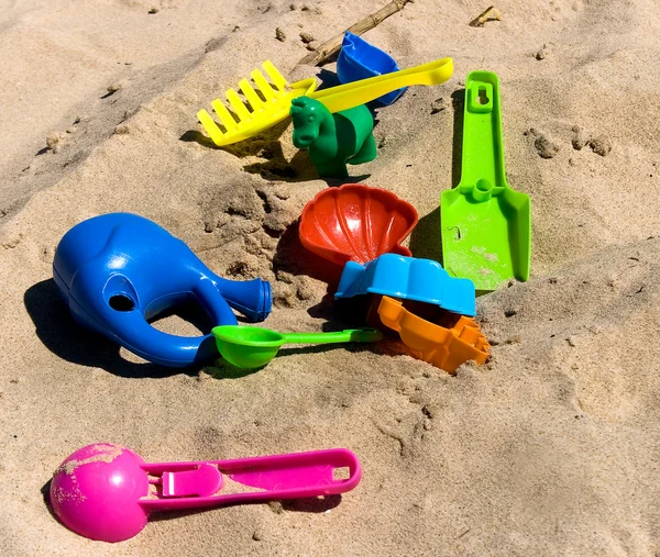 Brinquedos de praia na areia — Fotografia de Stock