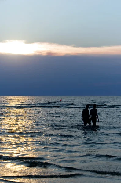 Deux silhouettes au bord de la mer Baltique — Photo
