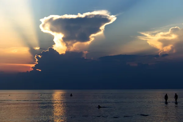 Two silhouettes ashore the Baltic sea — Stock Photo, Image
