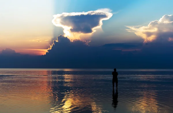 La silhouette dell'uomo a riva del Mar Baltico — Foto Stock