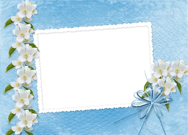 Fundo azul com ramo de Sakura — Fotografia de Stock