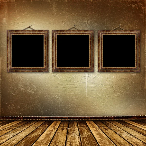 Oude kamer, grunge interieur met frames Stockfoto