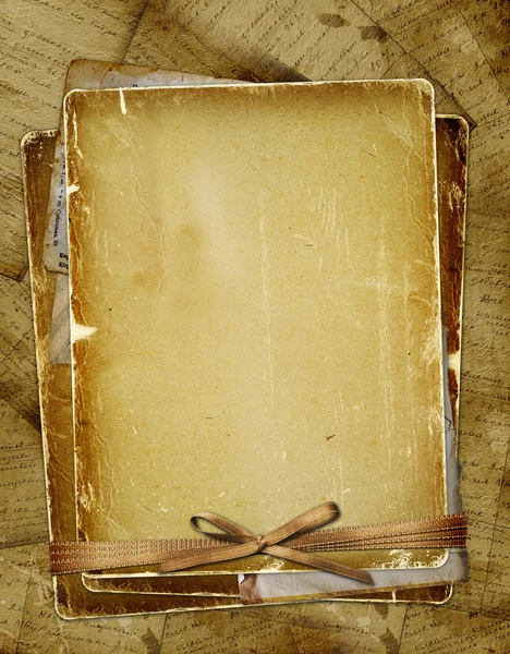 Старая страница с лентами и луком — стоковое фото