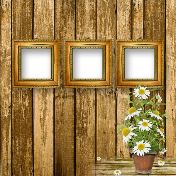 Grunge wooden wall with beautiful bunch of daisy for design — Stock Photo, Image