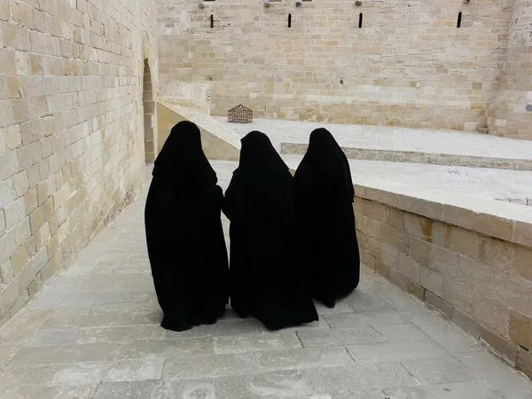 在 yashmak 中的三个女人 — 图库照片