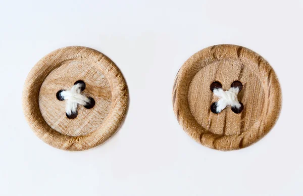 2 つの木製の縫い付けボタン — ストック写真