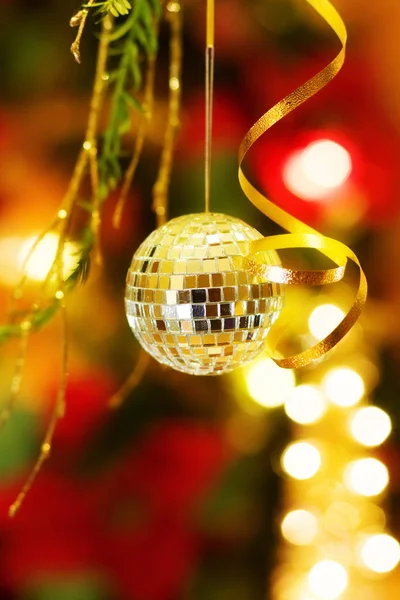 Weihnachtszauber mit Discokugel — Stockfoto